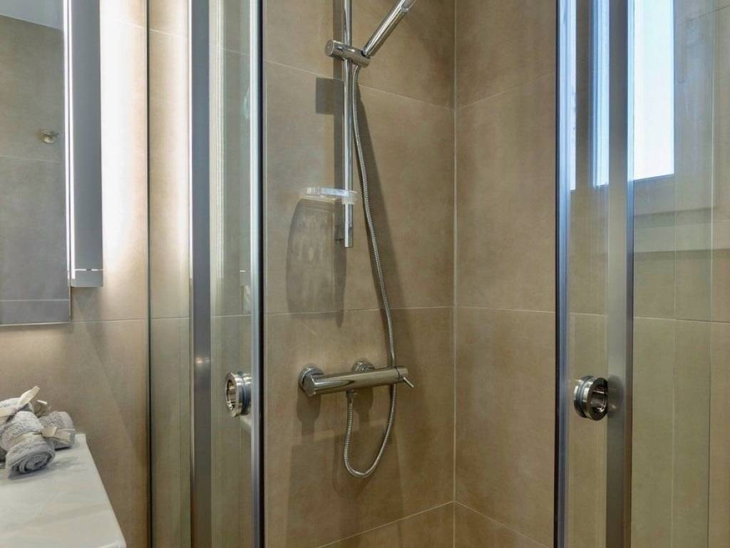 Forumland Real Estate, Μπάνιο