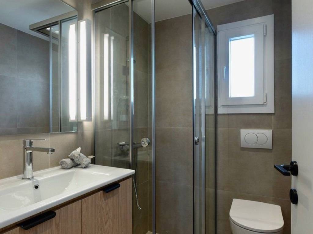 Forumland Real Estate, Μπάνιο