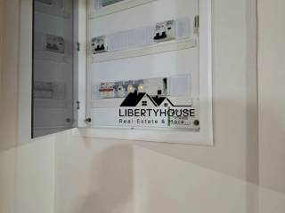 Elektrologikos pinakas me triphasiko reyma