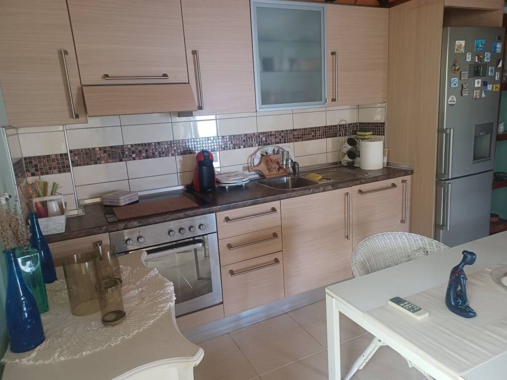 ΕΞΟΠΛΙΣΜΕΝΗ ΚΟΥΖΙΝΑ