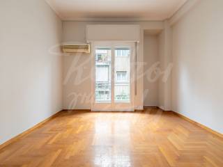 Άνετο και φωτεινό δωμάτιο με έξοδο σε μπαλκόνι.