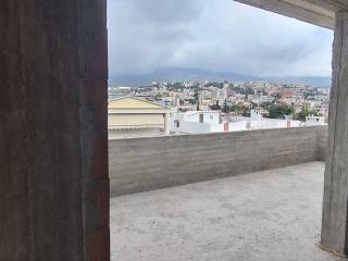 THEA MESA APO TO SALONI 4oy