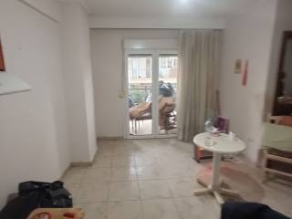 Σαλοκουζίνα, μπαλκονόπορτα που οδηγεί στο μπαλκόνι.