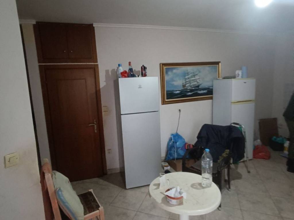 Σαλοκουζίνα, η πόρτα που φαίνεται είναι του μπάνιου