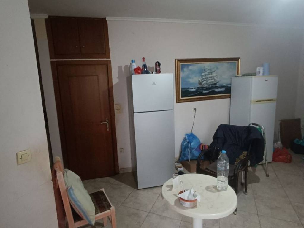 Μέρος της σαλοκουζίνας, ευθεία η πόρτα της τουαλέτας