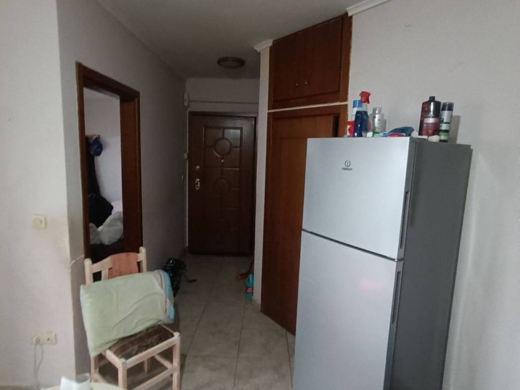 Ευθεία μπροστά η εξώπορτα, αριστερά το δωμάτιο, δεξιά μπάνιο