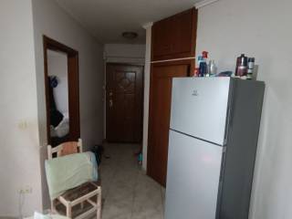 Ευθεία μπροστά η εξώπορτα, αριστερά το δωμάτιο, δεξιά μπάνιο