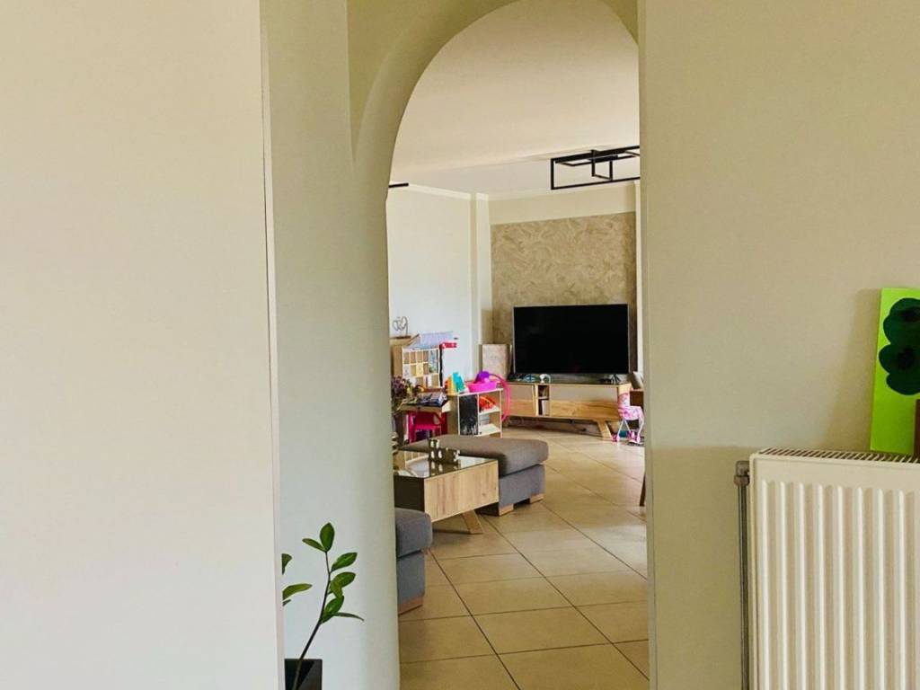 Diadromos apo koyzina se saloni-trapezaria