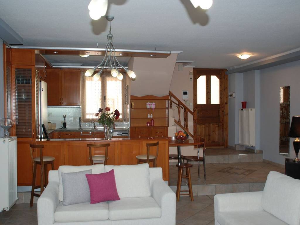 πλήρως επιπλωμένη μεζονέτα 120 τ.μ. κοντά στο κέντρο της Καβάλας