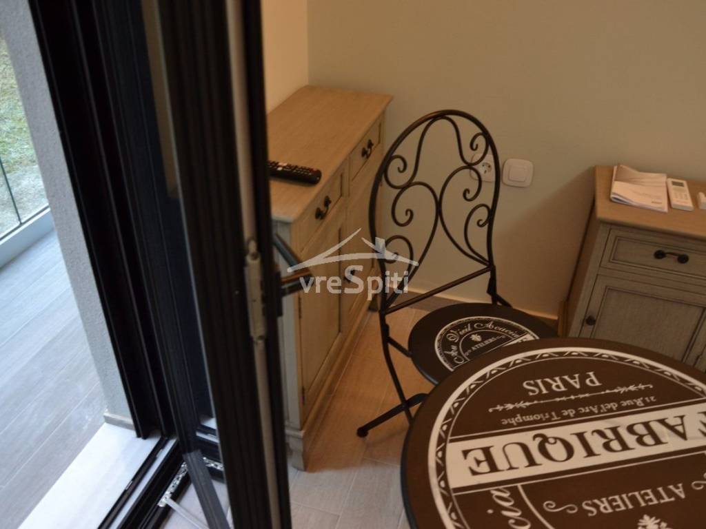 ΕΣΩΤΕΡΙΚΗ ΑΠΟΨΗ - ΕΠΙΠΛΩΣΗ