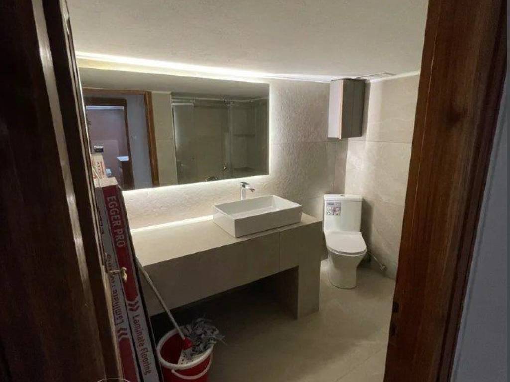 Forumland Real Estate, Μπάνιο