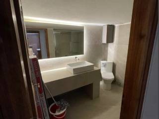 Forumland Real Estate, Μπάνιο