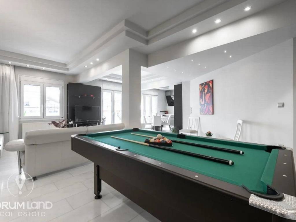 Forumland Real Estate, Σαλόνι