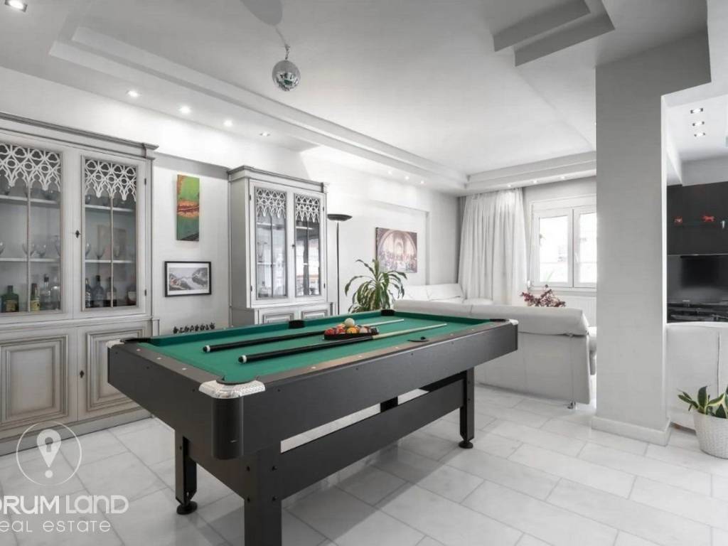 Forumland Real Estate, Σαλόνι