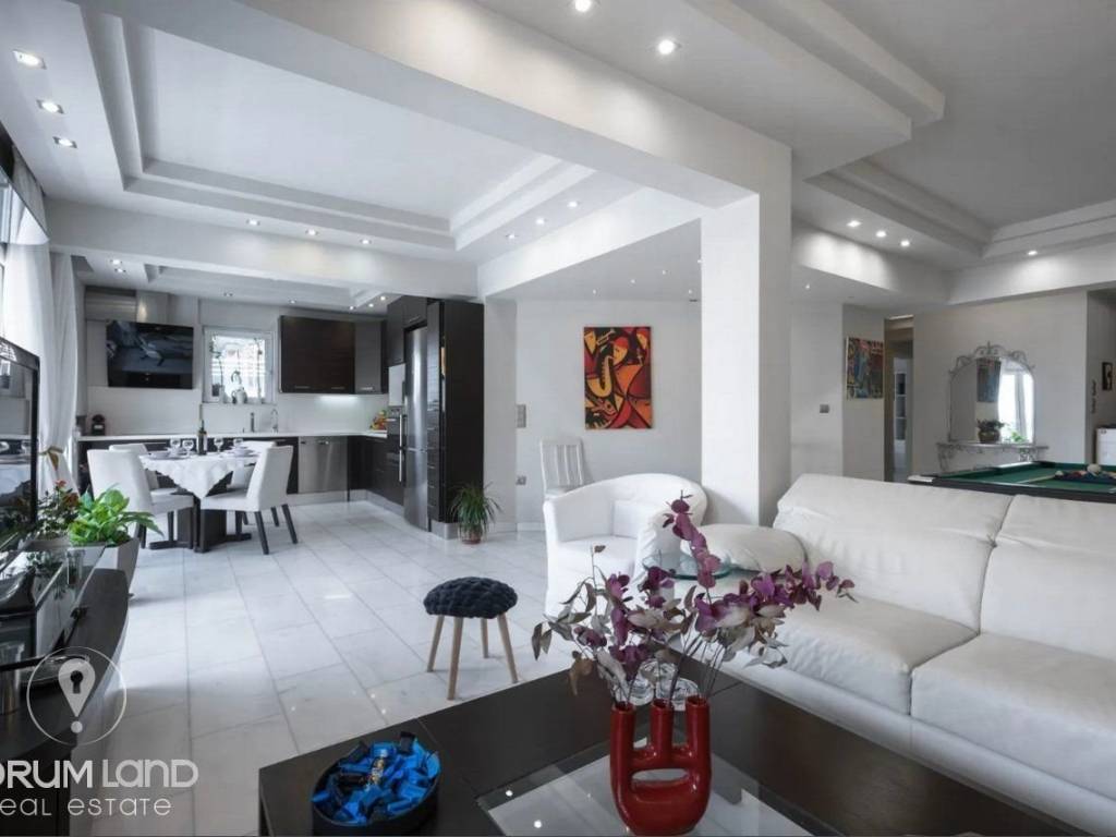 Forumland Real Estate, Σαλόνι