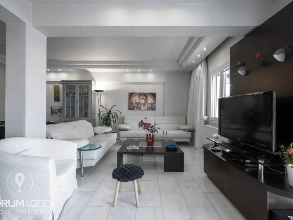 Forumland Real Estate, Σαλόνι