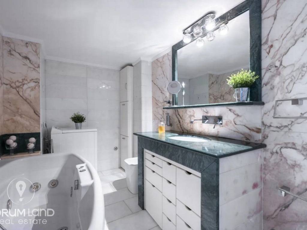 Forumland Real Estate, Μπάνιο