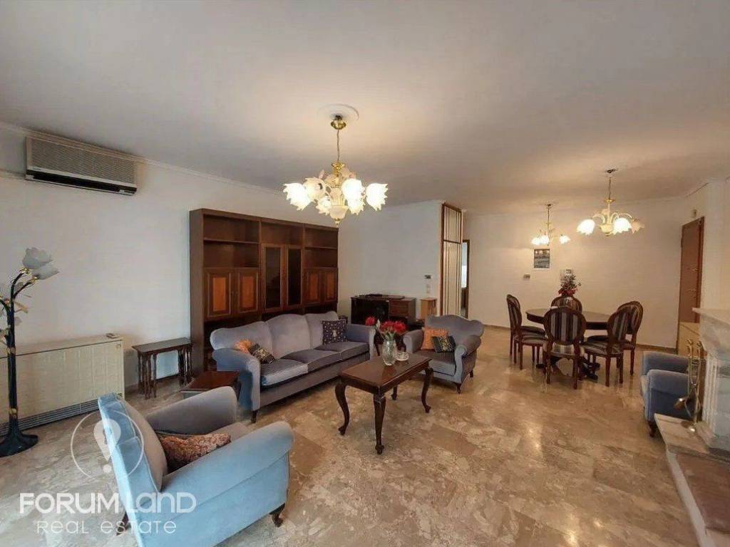 Forumland Real Estate, Σαλόνι με τζάκι