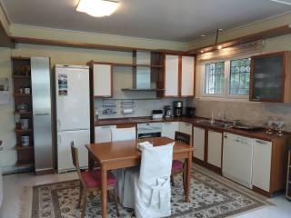 Ευρύχωρη, όμορφη, φωτεινή, λειτουργική κουζίνα