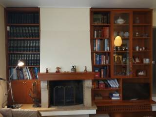 Τζάκι με όμορφο έπιπλο-βιβλιοθήκη