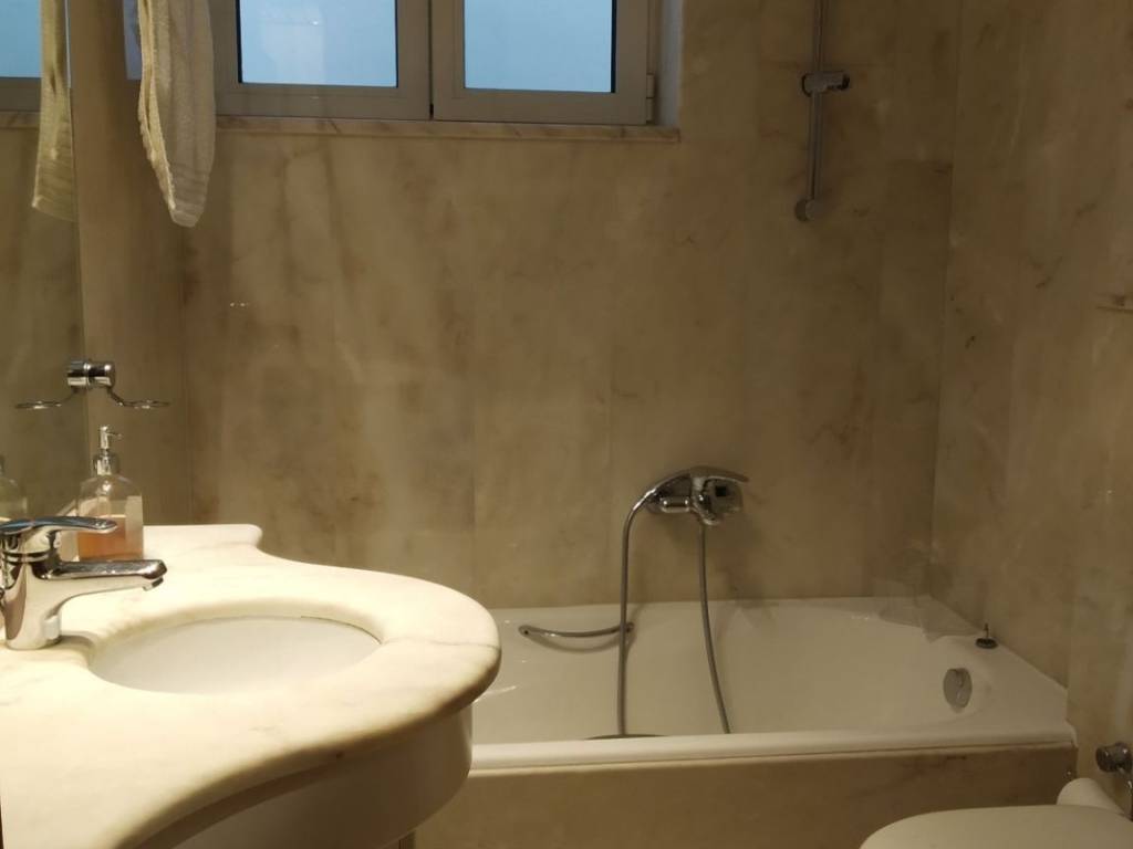 Όμορφο μπάνιο με φυσικό φωτισμό-αερισμό