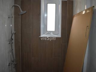 ΟΙΚΟΓΕΝΕΙΑΚΟ ΛΟΥΤΡΟ ΕΠΑΝΩ ΕΠΙΠΕΔΟΥ