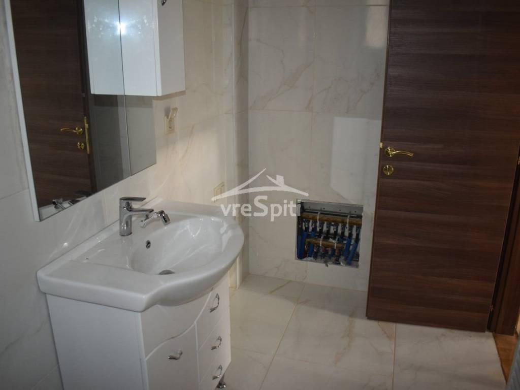 ΛΟΥΤΡΟ ΟΙΚΟΓΕΝΕΙΑΚΟ ΕΠΑΝΩ ΕΠΙΠΕΔΟ