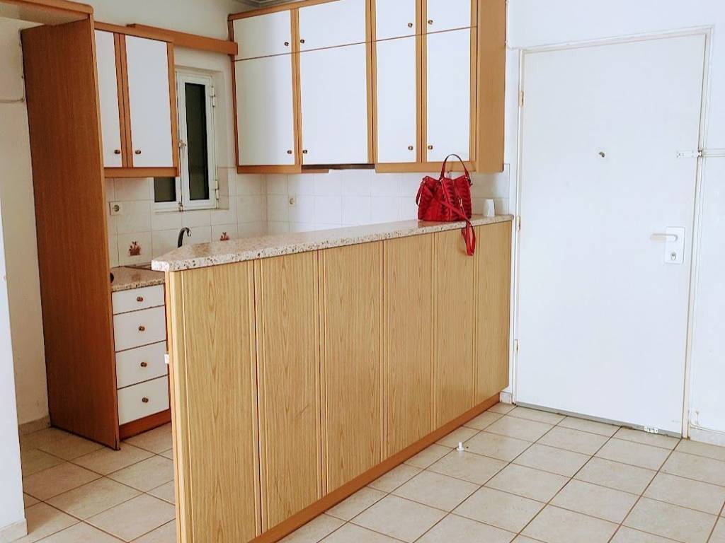 Eniaio saloni – koyzina me A/C kai paso