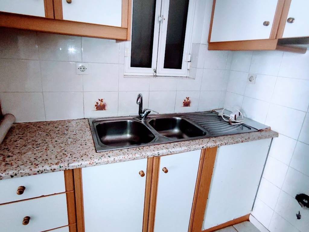 Eniaio saloni – koyzina me A/C kai paso