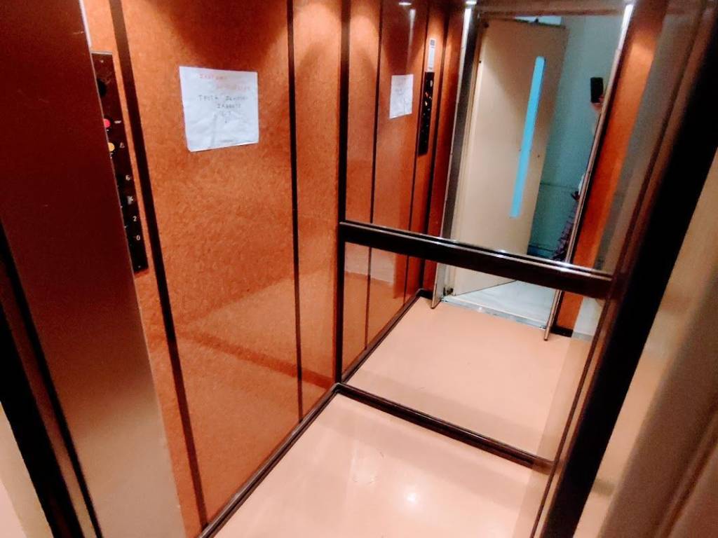 Anelkystera poloikatoikias 4 orophoy