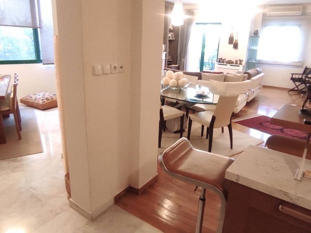 trapezaria aristera kai saloni dexia me anelkystera, wc