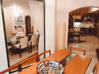 Trapezaria, koyzina dexia kai saloni aristera