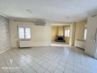 Forumland Real Estate, Σαλόνι με τζάκι