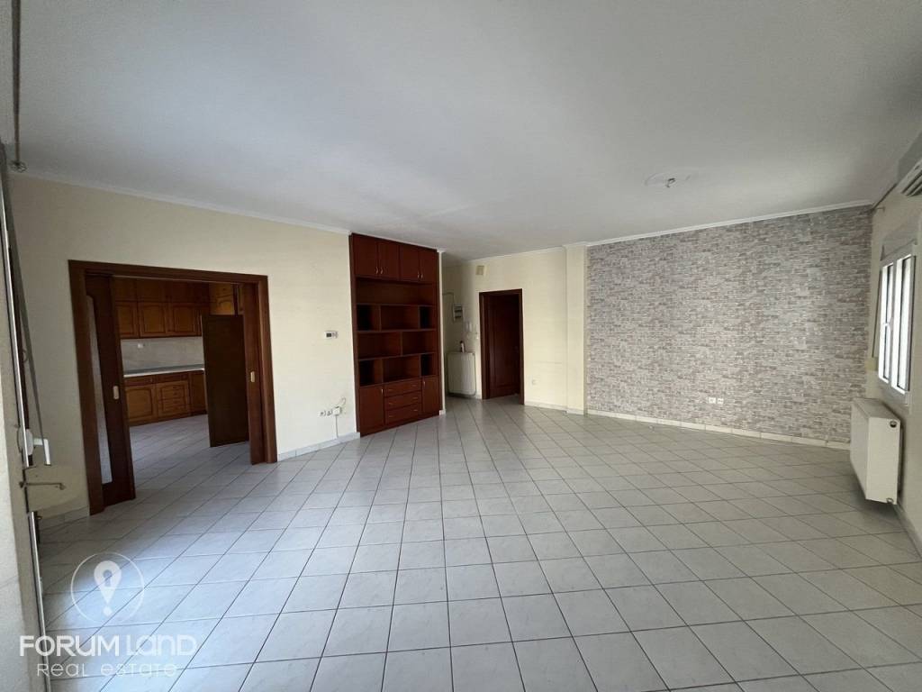 Forumland Real Estate, Σαλόνι