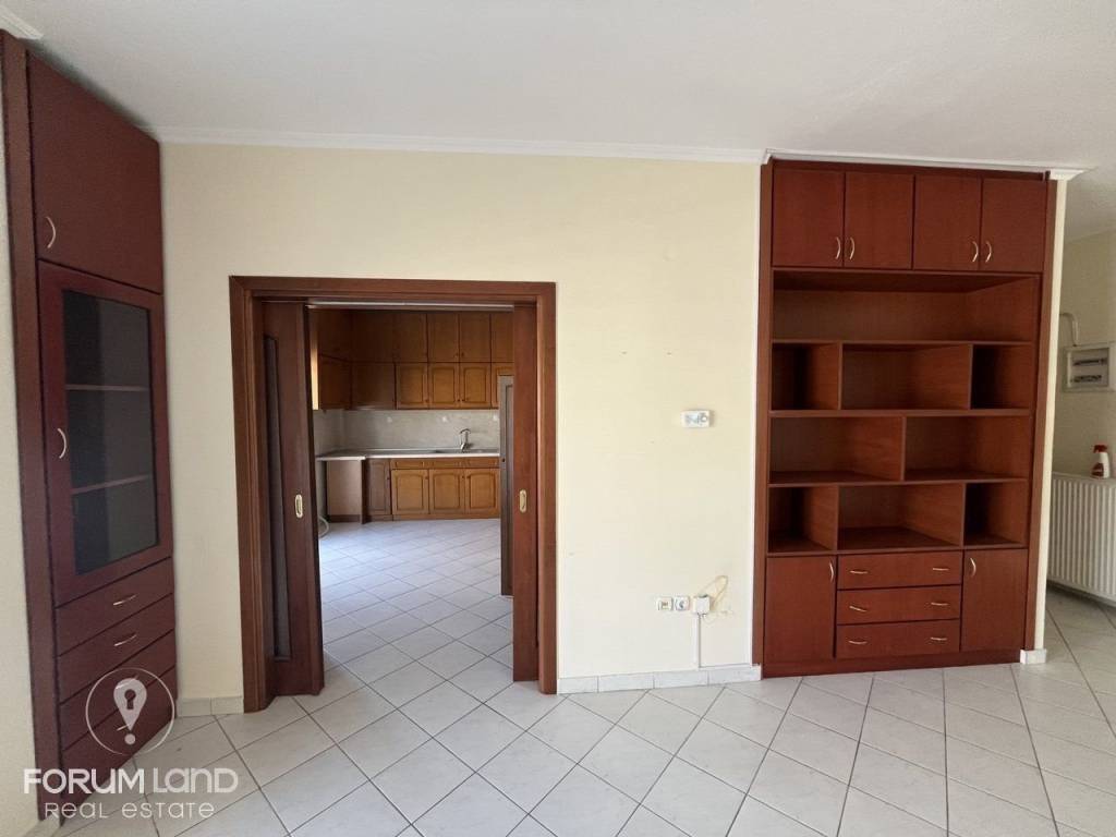 Forumland Real Estate, Σαλόνι