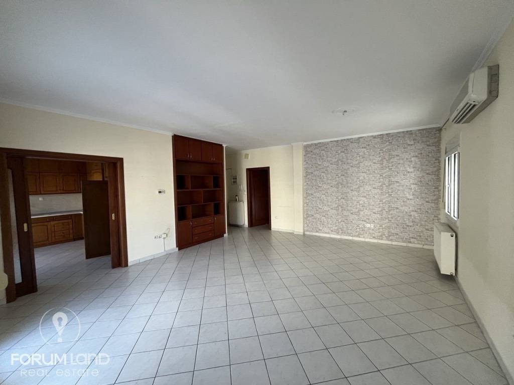 Forumland Real Estate, Σαλόνι