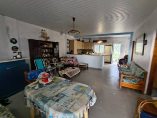 SALONI KAI KOYZINA ME ANEXARTETE EISODO