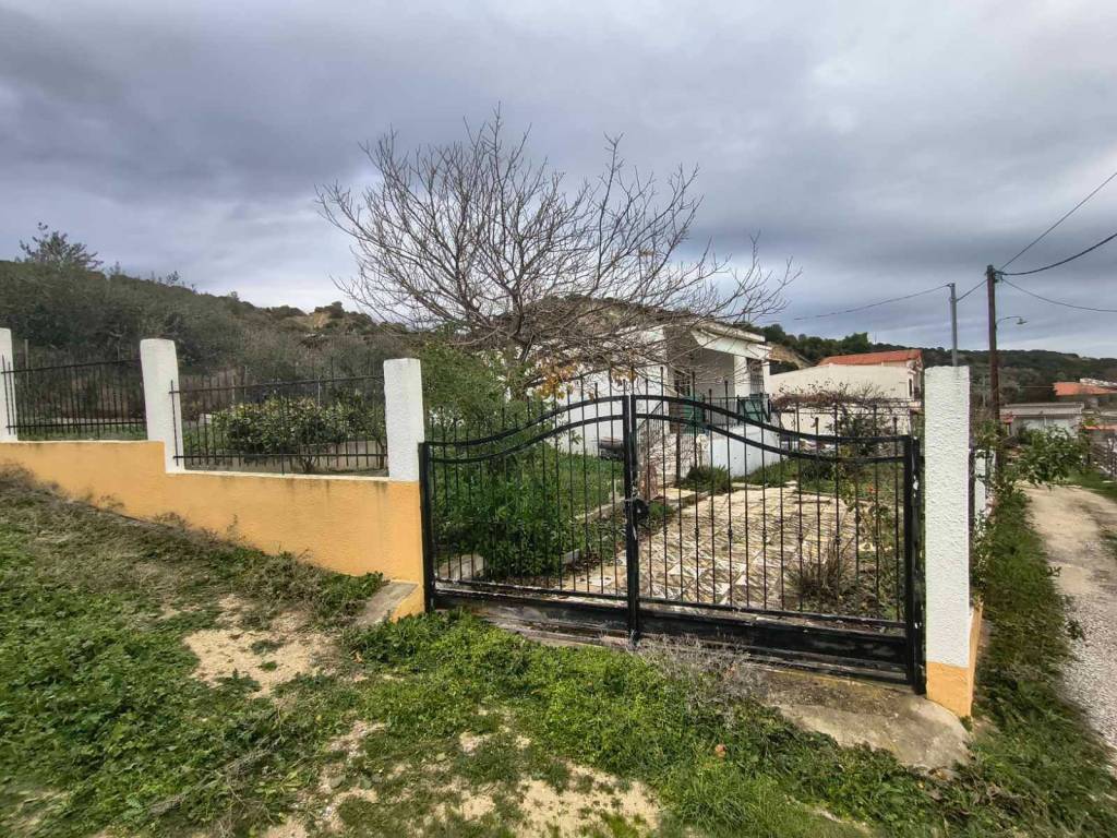 τσιμεντένια περιφραξη με κάγκελα