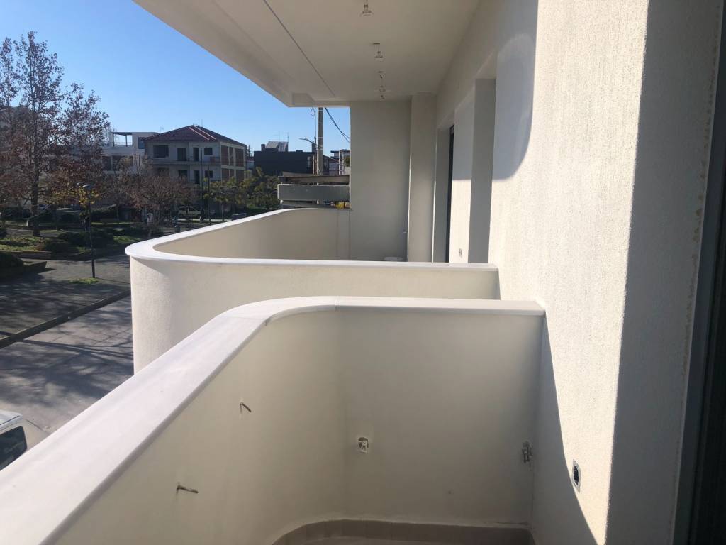 ΜΕΓΑΛΗ ΒΕΡΑΝΤΑ ΜΕ ΑΝΕΜΠΟΔΙΣΤΗ ΘΕΑ ΣΤΗΝ ΠΛΑΤΕΙΑ