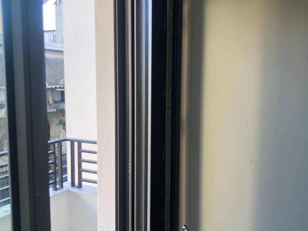 SYNTHETIKA KOYPHOMATA ME DIPLA TZAMIA KAI SITES