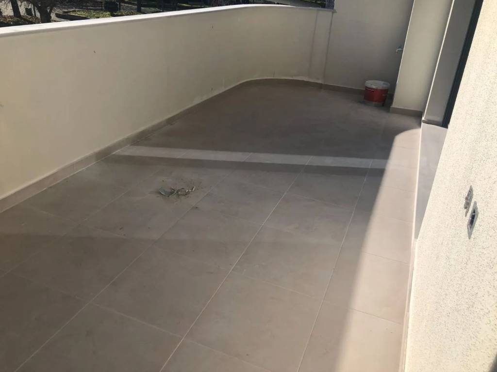 MEGALE EMPROS BERANTA ME THEA STEN PLATEIA