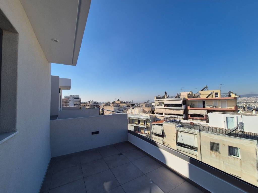 Βεράντα 6ου ορόφου στην πίσω όψη του κτιρίου