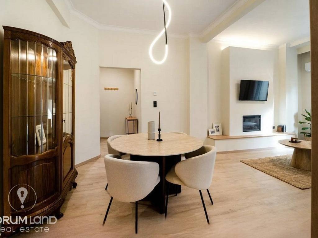 Forumland Real Estate, Σαλόνι