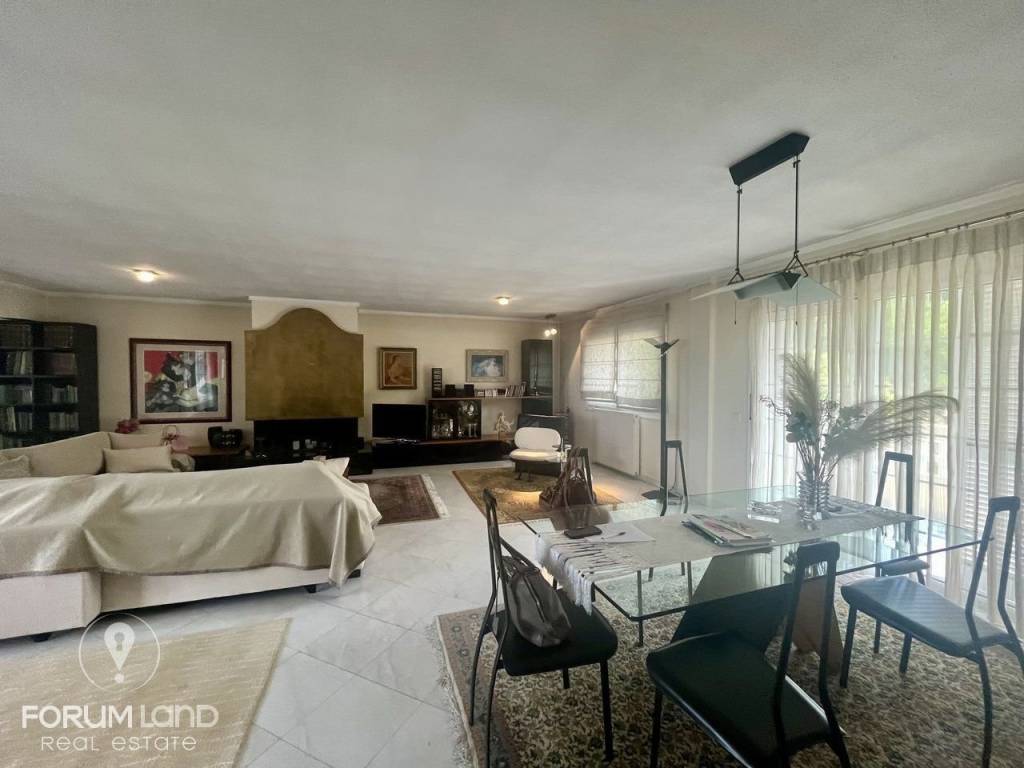 Forumland Real Estate, Σαλόνι με τραπεζαρία