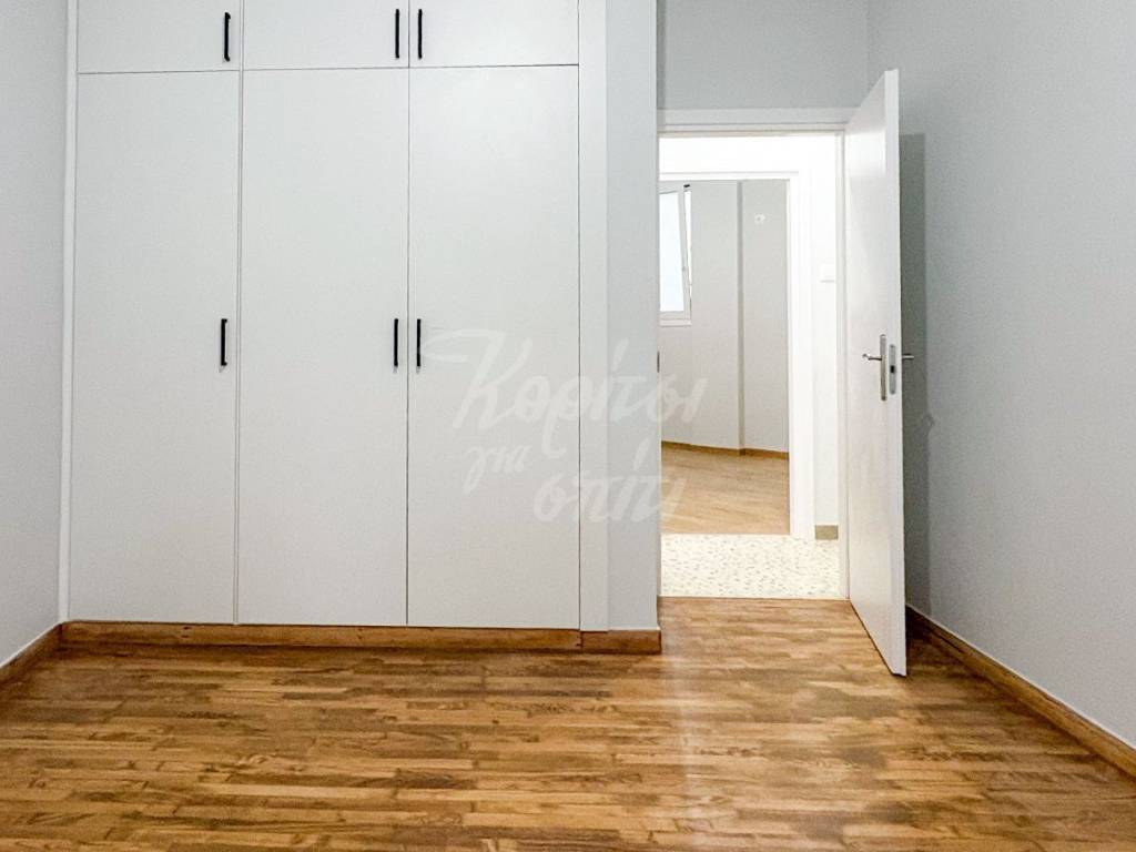 Domatio me entoichismenes ntoylapes kai parke dapedo.