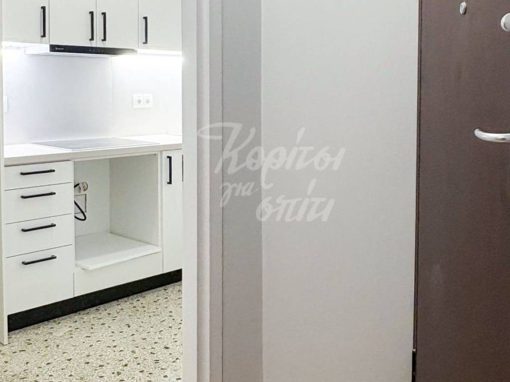 Χώρος εισόδου με άμεση πρόσβαση στην κουζίνα.