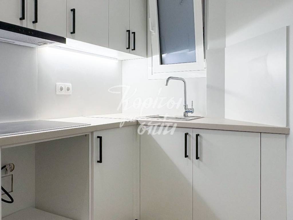 Anakainismene koyzina me sygchrona ntoylapia kai pagko.