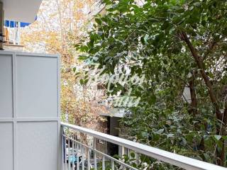 Aneto mpalkoni me thea se dentra.