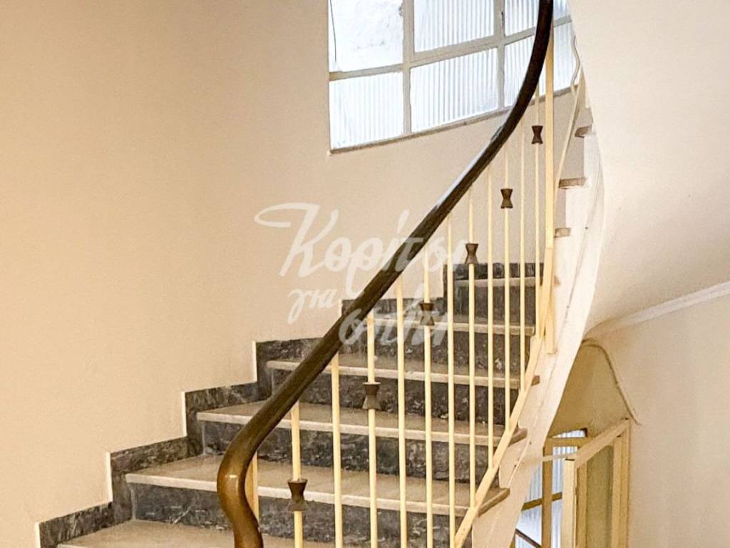 Κλασικό κλιμακοστάσιο με μαρμάρινα σκαλοπάτια.