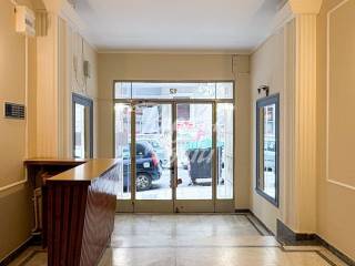 Φωτεινή και περιποιημένη είσοδος πολυκατοικίας.